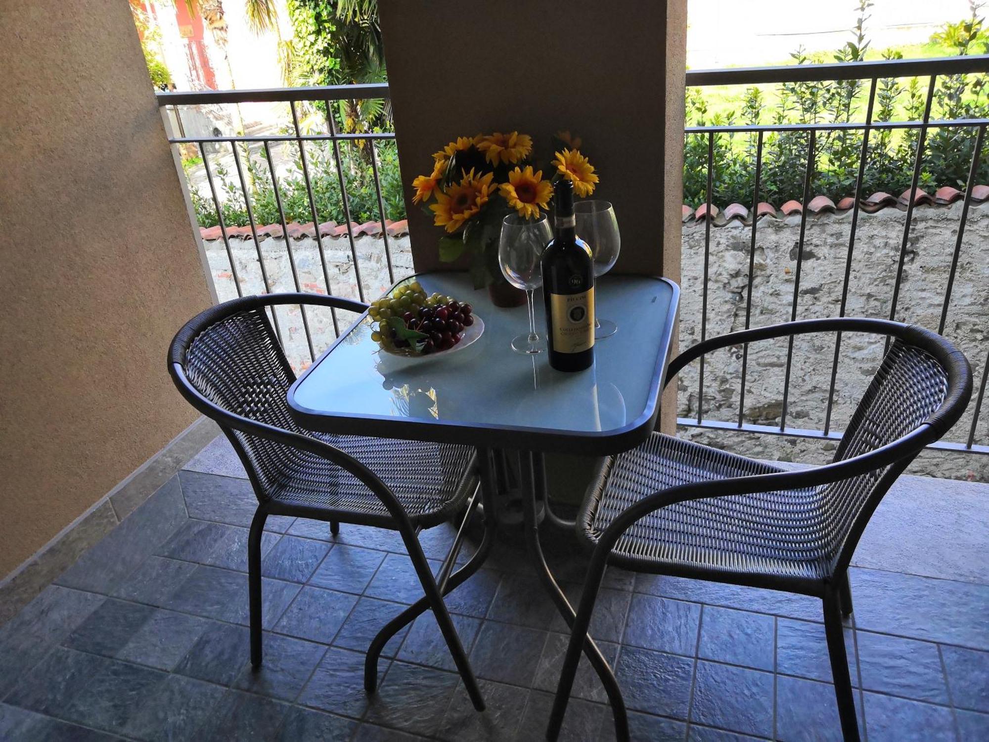 Butterfly Apt In Suna With Garage Verbania Zewnętrze zdjęcie